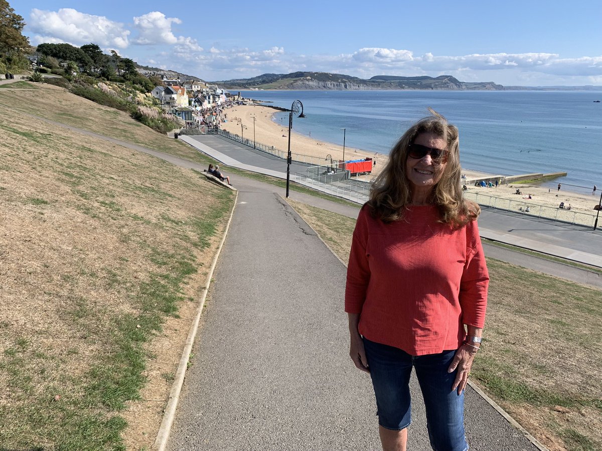 TheKnittingNut's tweet photo. Gorgeous day in Lyme Regis. Fish and chips on the beach, what a treat! https://t.co/xEqqLT8Ued