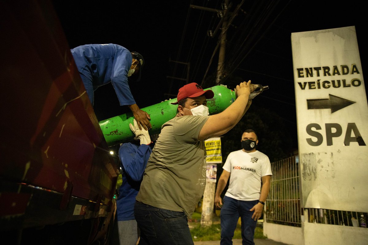 Isso aqui ninguém me contou, isso aqui eu vi acontecer em Manaus.
Eu vi gente agonizando e morrendo por falta de oxigênio! Hoje vejo gente esquecida votando em genocida e em quem dá palco pra esse genocida aqui em Manaus.
Doeu e dói!