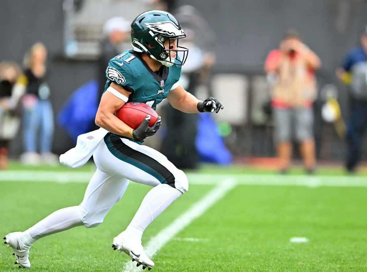 Ultimate Gritness: Eagles Punt Returner Britain Covey Parked Amongst Tailgaters Before Monday Night's Game After Parking Lot Attendants Didn't Believe He Was A Real Player barstoolsports.com/blog/3434445/u…