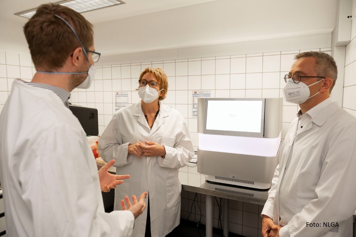 Akademie_OeGW's tweet photo. Hightech im #NLGA -Labor zur Genomsequenzierung von Infektionserregern. Seit Anfang August liefert ein hochmoderner Sequenzierer wertvolle Daten zum Handling von #Infektionsgeschehen und #Prävention https://t.co/7e0f2Gr62Z https://t.co/eMAU6rebC9