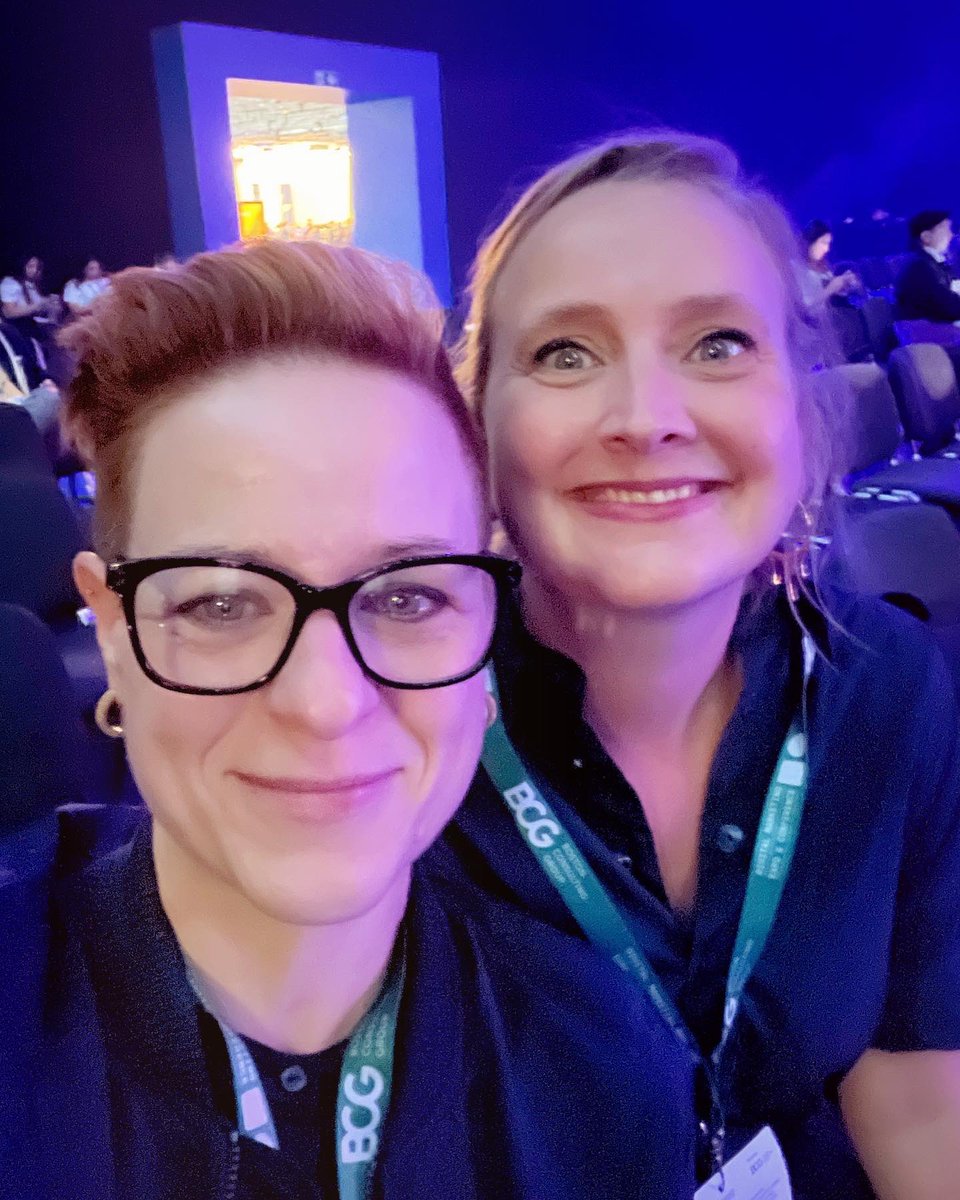 zebra_audio_net's tweet photo. Die SoMe-Profis sind mal wieder unterwegs… hier unser Versuch, ein Selfie zu machen. Wählt Euren Favoriten! Mit den schönsten Podcast-Grüßen von der Dmexco in Köln.

#zebras #podcast #dmexco2022 https://t.co/R5jY5lc1cN