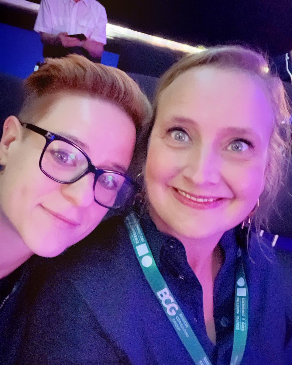 zebra_audio_net's tweet photo. Die SoMe-Profis sind mal wieder unterwegs… hier unser Versuch, ein Selfie zu machen. Wählt Euren Favoriten! Mit den schönsten Podcast-Grüßen von der Dmexco in Köln.

#zebras #podcast #dmexco2022 https://t.co/R5jY5lc1cN