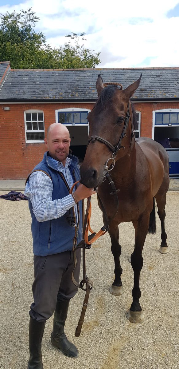 Many thanks to <a href="/ELavelleracing/">Emma Lavelle</a> for another insightful and enjoyable morning to her Bonita Stables for ownersgroup.co.uk owners. Guard Duty, Wouldubewell and Manorbank (here with <a href="/TJm555/">Timmy Murphy- Cilldara Stud</a> ) looked great. #ownersgroup