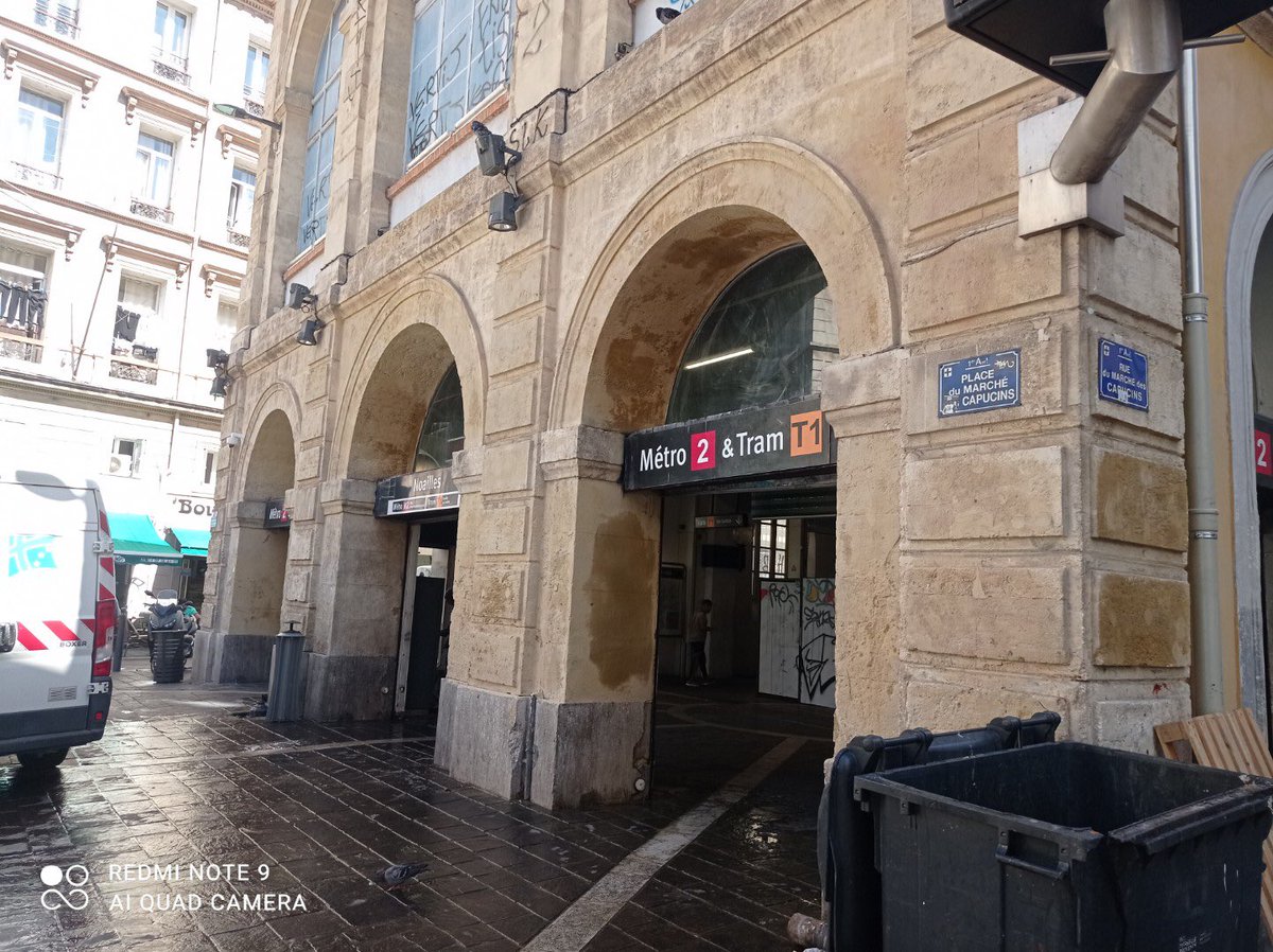 Cazzola16's tweet photo. Comme indiqué hier, les services de l’Espace Public @marseille qui luttent contre les tags et les graffitis, sont intervenus pour rendre à la Gare de l’Est l’éclat qu’elle mérite. Merci pour la réactivité et l’efficacité de ce service sollicité quotidiennement https://t.co/NJHJjm91Yb