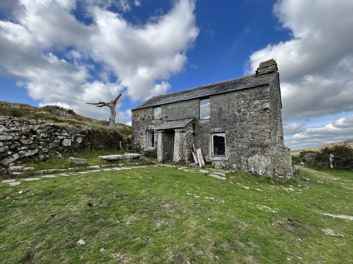 MattBearClark's tweet photo. Garrow Farm was our local ‘inspiration’ for Barrow Farm, in The Dark Path. The old house has huge granite door jams, maybe even standing stone once. 🎃 https://t.co/TIdZ8Afn1C #gamedev #gamelocation 💻@MattBearClark https://t.co/3Ok4gytJAv