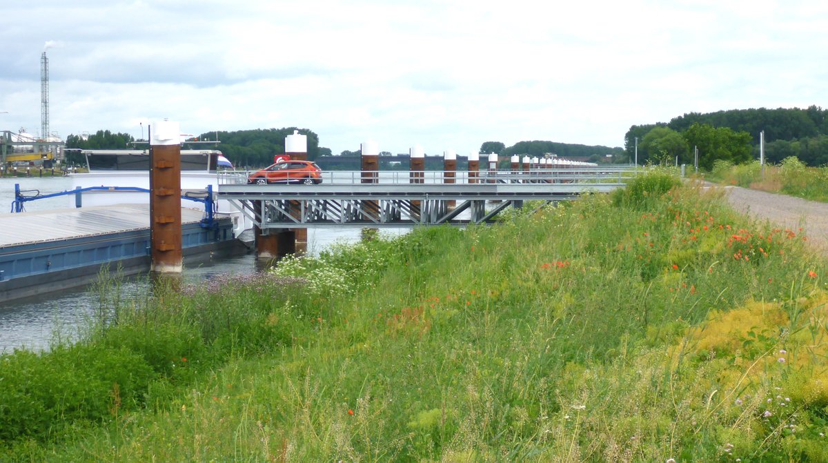 gdws_wsv_presse's tweet photo. An der gesamten #Liegestelle befinden sich 44 #Dalben mit Pollern, an denen die #Schiffe mit Tauen oder Stahlseilen festgemacht werden. Während die Schiffe ruhig und sicher in der Strömung liegen, ist der #Landgang über 14 #Stege möglich. #GDWS #WSV #WSAOberrhein https://t.co/1JefRyc9pL