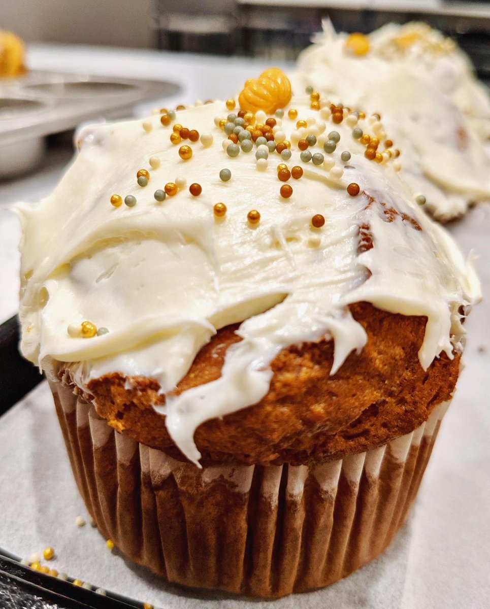 GoSimonson's tweet photo. Pumpkin Muffins are back at Simonson’s!🧁

Hello Gourd-geous!🎃🎃

(While supplies last)
•
•
•
#gosimonson #fall #autumn #autumnvibes #muffins #pumpkin #frosting #sprinkles #baking #fresh #puns https://t.co/wBqhD6f9zr
