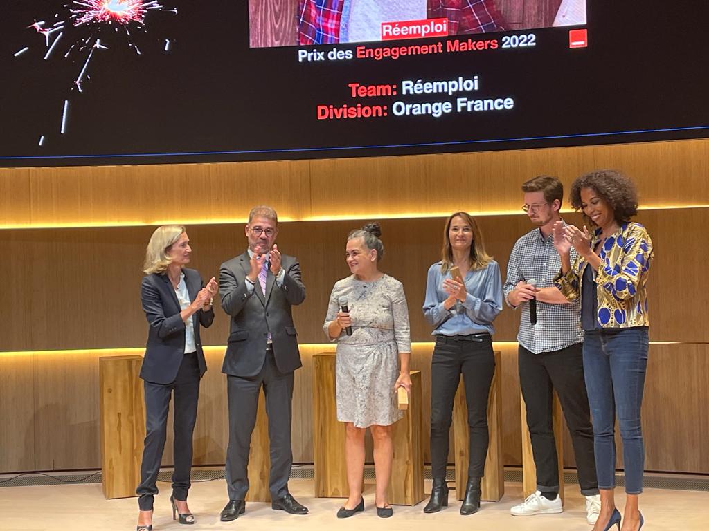Here we are <a href="/Orange_France/">Orange France</a> ! 🤗 Réemploi remporte le Prix du Public &amp; le Prix du Comex #EngagementMakers dans la catégorie #Solidarité 🤩 👏
<a href="/fabiennedulac/">Fabienne Dulac</a> <a href="/etchoungui/">Elizabeth Tchoungui</a> <a href="/noemiebastos/">Noémie Bastos</a> <a href="/levugaelle/">Gaelle Le Vu</a> <a href="/pierreclement_/">Pierre Clement</a> <a href="/traissac1/">thomas traissac</a> <a href="/smainard/">Sandrine Mege</a> <a href="/FatimaAlla_/">Fatima Alla</a> <a href="/BeaMandine/">Beatrice Mandine</a> <a href="/Cathy_Excoffier/">Cathy Excoffier</a>