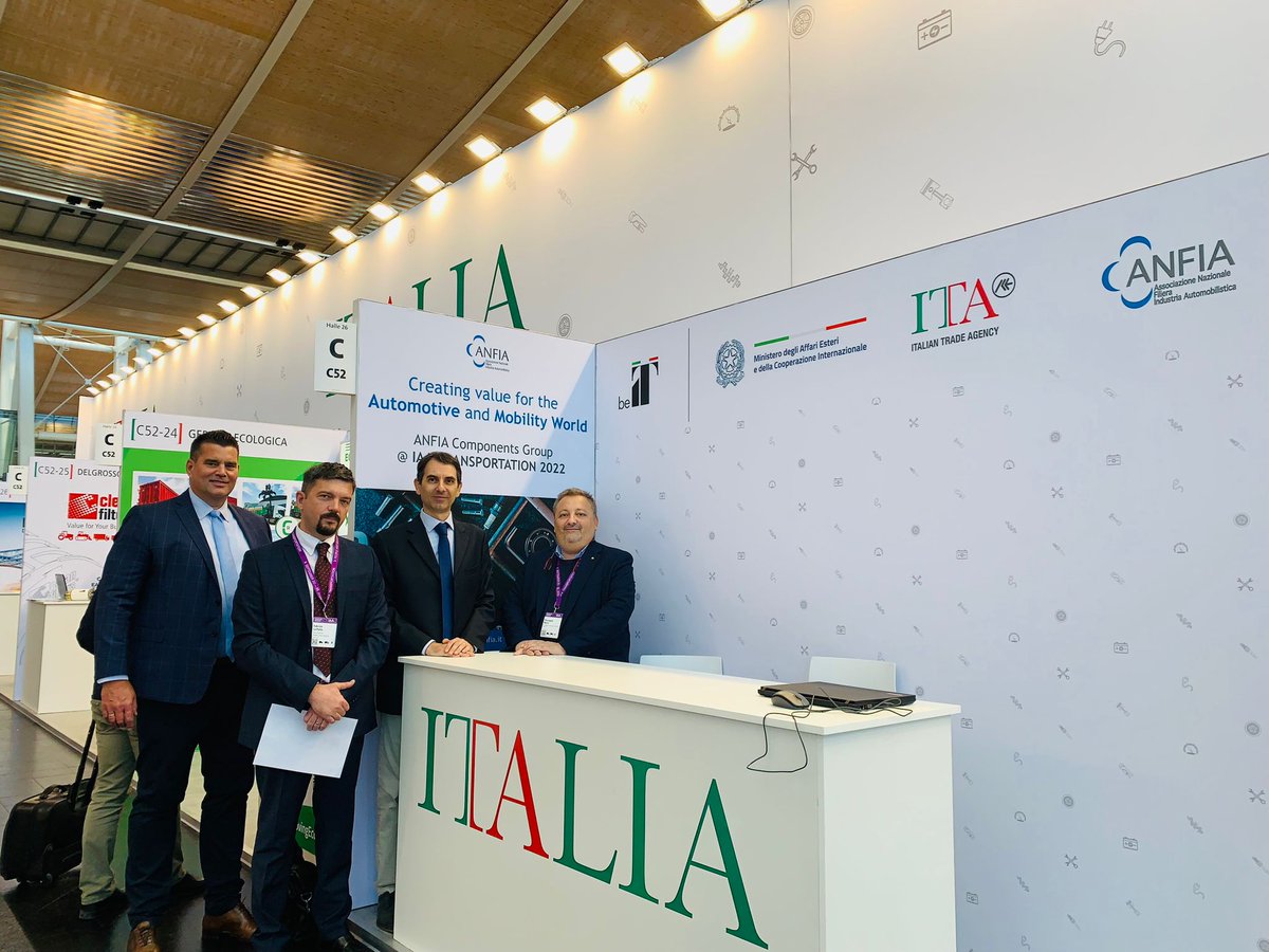 ANFIA_it's tweet photo. Tra incontri istituzionali e di business si chiude la 2^ giornata di #IAATransportation
Oggi all'area #ANFIA-@ITAtradeagency il console italiano ad #Hannover #DavidMichelut, nella foto con #PierangeloDecisi-#GruppoComponenti ANFIA, #FabrizioLaPorta-#ITABerlino e @andreas_zuge https://t.co/dguydHHavT