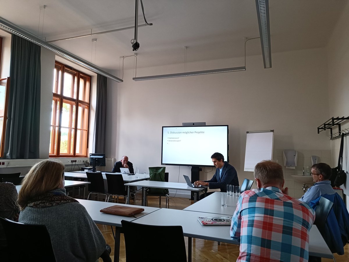 Treffen der Sektion Medienpädagogik (<a href="/MedienpaedOEFEB/">Sektion Medienpädagogik (ÖFEB)</a>) - fühlt sich an wie ein Klassentreffen mit <a href="/bzuliani/">B. Zuliani</a> Thomas Strasser <a href="/rationalekritik/">Gerhard Brandhofer</a> @khimpsl auf der #oefeb22 <a href="/oefeb_official/">OEFEB</a>

Viele Projekte angedacht &amp; Gedanken diskutiert. Wir gehen mit viel Hausarbeit für den Kopf heim.