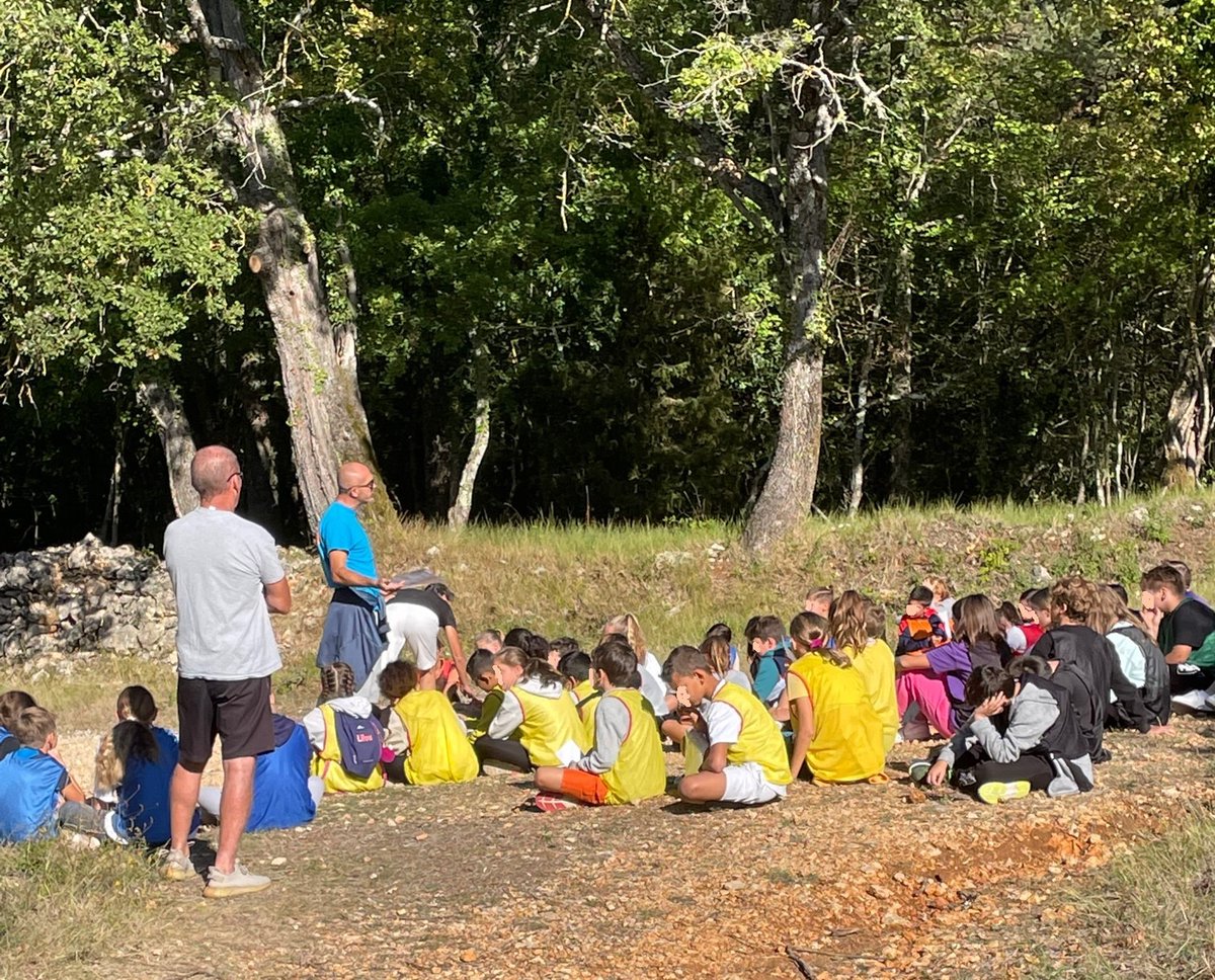 ClgWiesenthal06's tweet photo. Journée nationale du sport scolaire : Tous les élèves de 6ème du @ClgWiesenthal06 ont participé à une course d'orientation. Cet évènement a permis de renforcer la cohésion entre les nouveaux collégiens et a contribué à la promotion de l'activité physique. Merci aux profs d'EPS ! https://t.co/7dpqXplNNW