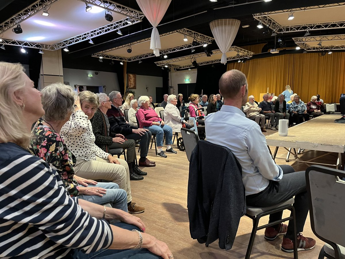 Wereld Alzheimer Dag: vanmiddag werd door @AlzheimerZeist e.o. een muziek/dansworkshop georganiseerd in het HF Witte Centrum in De Bilt voor mensen met dementie en voor iedereen om hen heen. Samen dansten we en vielen de verschillen weg. 

Op naar een dementievriendelijk De Bilt.