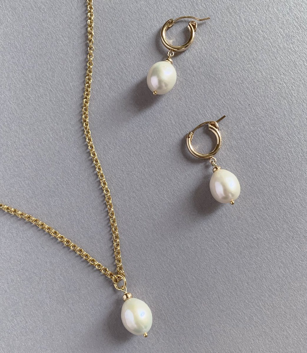 Romantic Pearls ⚪️⚪️⚪️

cynthiarybakoff.com/collections/mo…

#Jewelry #pearls #jewellery #pearlnecklace #pearlhoops