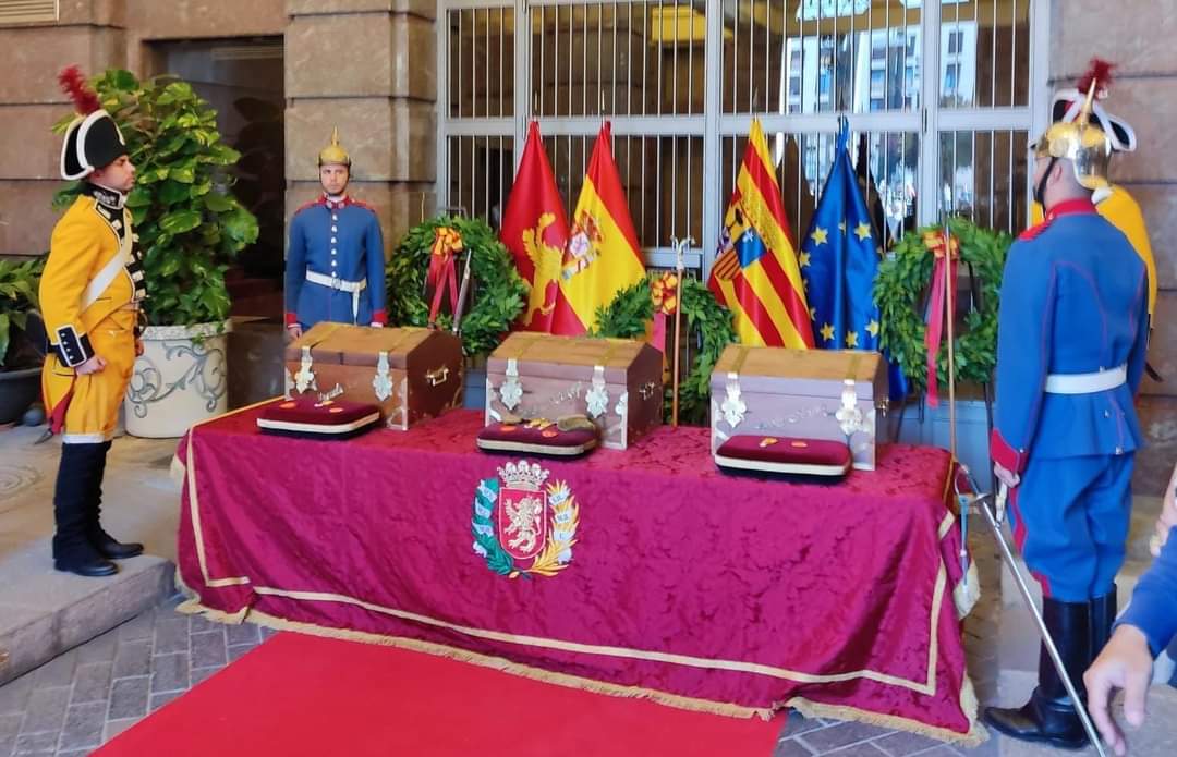 FUTER_ET's tweet photo. Lanceros y Dragones del Numancia del Regimiento de #Caballería #España_11 velan a las heroínas de los sitios de #Zaragoza, Agustina de Aragón, Manuela Sancho y Casta Álvarez, en la capilla ardiente montada con motivo de su reinhumación.
Honor y gloria a las heroínas de España. https://t.co/nKi6kcih2H