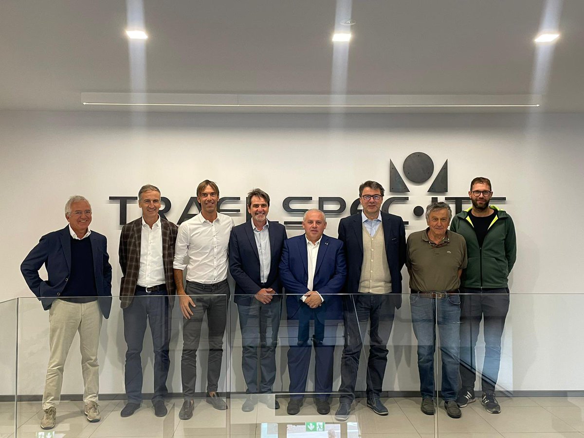 mimit_gov's tweet photo. Il ministro Giorgetti ha visitato in provincia di #Como l’azienda #TrafilspecITS specializzata nella lavorazione a freddo degli acciai speciali a #Canzo, la #Enervit di #Erba produttrice di integratori sportivi e l’Industria Tessile #Gastaldi a #Merone. https://t.co/AkazhH4Tl6