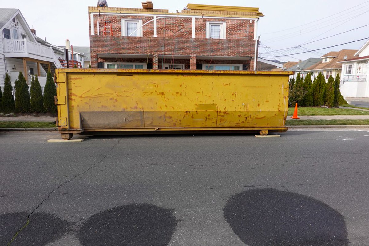 BusyB_Disposal's tweet photo. Dumpster rental services are an affordable way to eliminate all that home renovation and construction trash. Read our blog post here to learn more about the benefits of dumpster rental services: https://t.co/0C6xZUNeLx https://t.co/cWv5ppxsXn