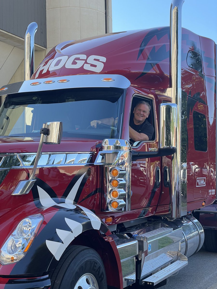 Thanks so much to <a href="/JBHuntDrivers/">J.B. Hunt Drivers</a> for this beauty!  Just in time to head to Arlington. #muchappreciated #gohogs #prouddamnstate