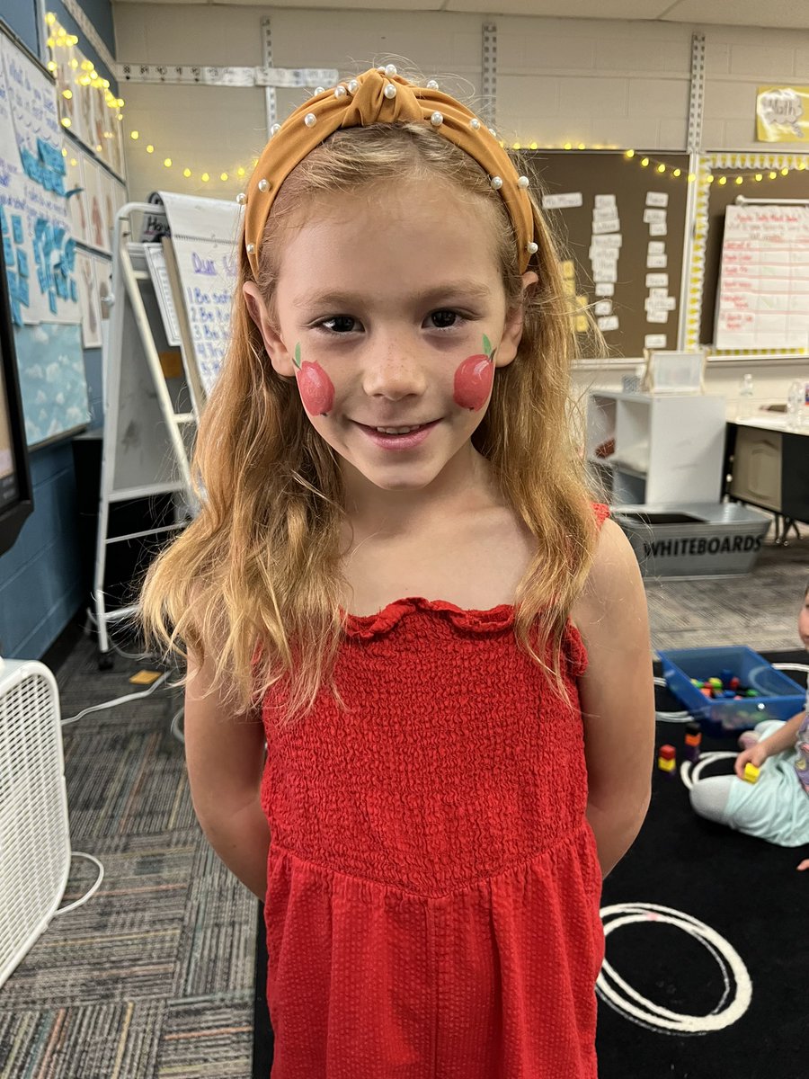 AnnieMosca's tweet photo. When you love your Apple Unit so much you ask mom to draw apples on your cheeks! #itsworthit @LibertyLeopard @wcsdistrict https://t.co/lHgBzHRpeh