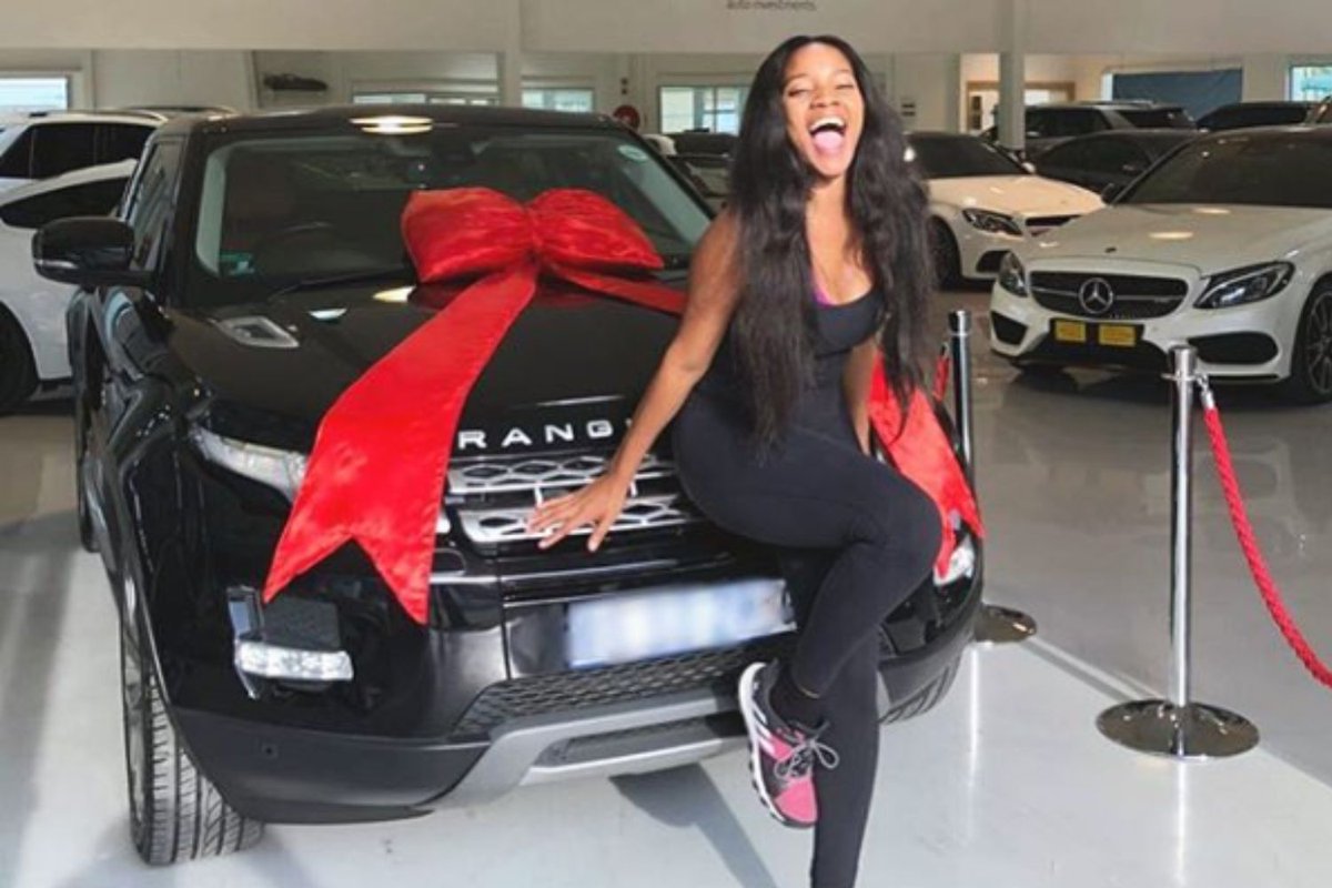 TheCitizen_News's tweet photo. Moneoa is celebrating ๐ her new Range Rover, despite saying her former lover swindled and left her in debt ๐ฎ Read all about it: https://t.co/1URG1eo5SO
#Moneoa #celebritynews #sacelebrities https://t.co/CzapF15krh