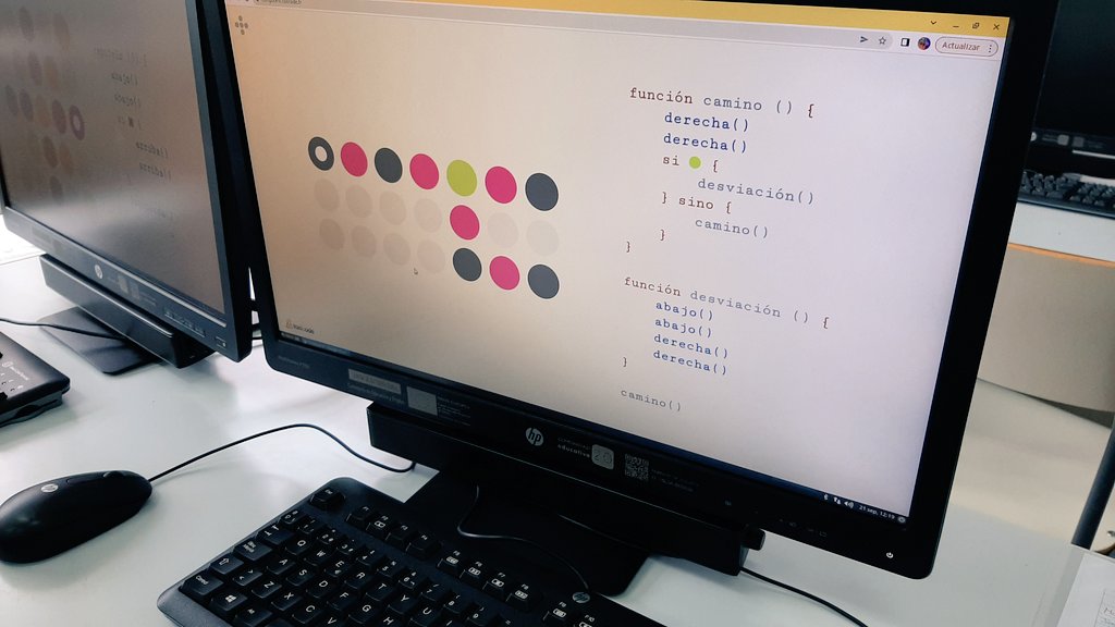 tecnologiex's tweet image. Me encanta comenzar robótica con este ejercicio, en el que el alumno tiene que seguir las instrucciones que le dan. Asumen el concepto de bucles, funciones, condicionales. Solo se puede usar con teclado. Recomiendo.bit.ly/3BvD6IJ