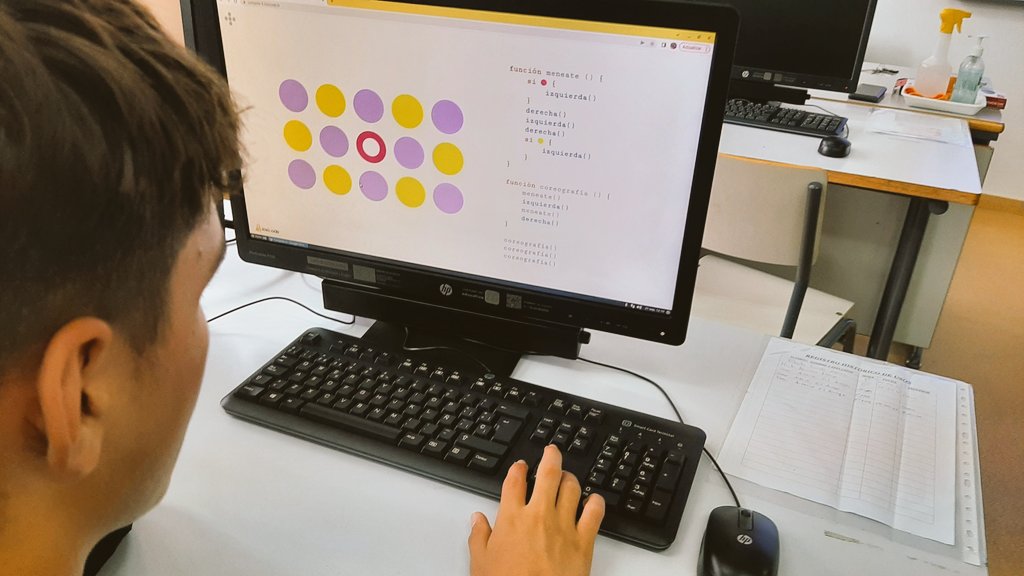 tecnologiex's tweet image. Me encanta comenzar robótica con este ejercicio, en el que el alumno tiene que seguir las instrucciones que le dan. Asumen el concepto de bucles, funciones, condicionales. Solo se puede usar con teclado. Recomiendo.bit.ly/3BvD6IJ