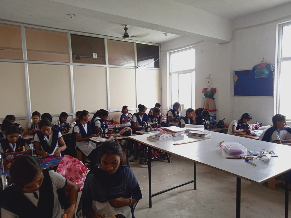 DaksyaAcademy's tweet photo. Daksya Academy, Palamu
Daksya Academy, Palamu conducts an Assessment for self-employed tailor students of Batch 18. The students were given theory, practical, and viva. #DaksyaAcademy #JSDM https://t.co/re4ld77ZNr
