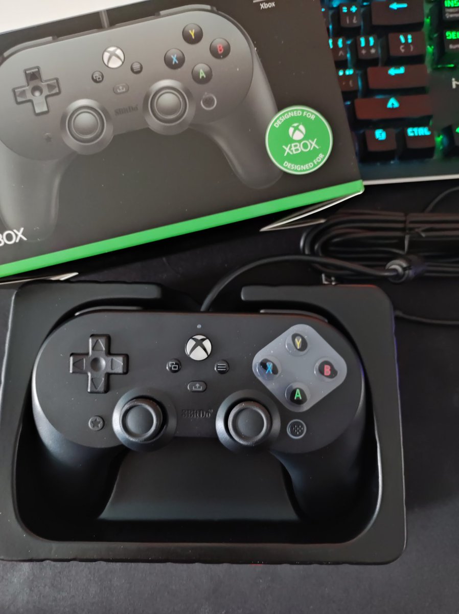 AntuanVg's tweet photo. Ahora sí llegó el que me hará llegar a rangos altos en #FIFA23, QUE GANAS YA DE ESTRENARLO !!! #Xbox #mando #mandoxbox https://t.co/Nkd26BdmZo