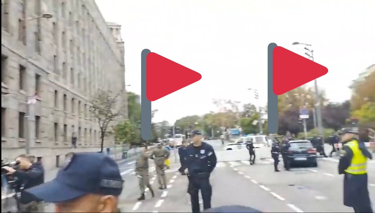 JelenaMKandic's tweet photo. @samodejo01 @djordjenspm @vladimirgajic1 @Ilebozicile @adv_terzic Dragi svi,
Dolazim večeras da slušam jer itekako ima šta da se kaže o učešću #VojskaSrbije u PARADI KIŠOBRANA.🏳️⚧️☂️🏳️🌈
#5bVP & #25bVP #GardijskaBrigada su od 10.04.2019. pod direktnom komandom AV kao vrhovnog komandanta.
Ako neko pokuša da abolira ulogu AV!
#NemaNazad💪🏻🇷🇸✊🏻 https://t.co/MIE1Ujchxr