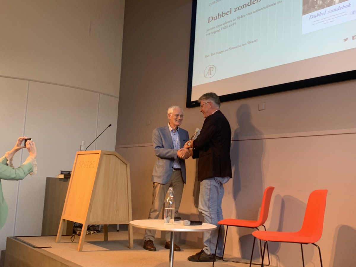 thomasbruning's tweet photo. Onze @nvj vicevoorzitter @folkertjensma neemt het 1e exemplaar van het boek “Dubbel zondebok” in ontvangst van Piet Hagen over joodse journalisten in de periode 1920-1945, “zeer actueel in een tijd dat het woord “Lugenpresse” weer opgeld doet” https://t.co/Ctc8GpdgJV