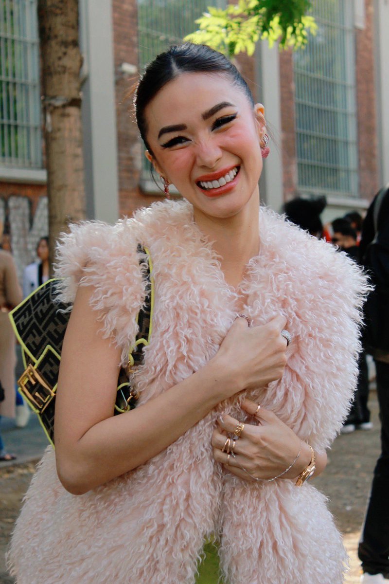 thisisherdiary_'s tweet photo. Heart Evangelista for Fendi 💚 @heart021485 #MilanFashionWeek #FendiSS23 #Milano #Fendi https://t.co/0k7ElYSzYe