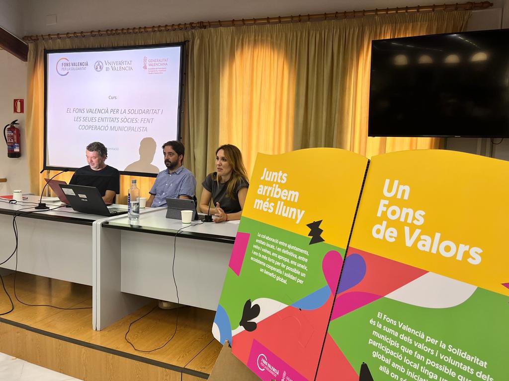 fonsvalencia's tweet photo. 📝Comença a Xàtiva el curs “Fent cooperació municipalista”, que té com a objectiu formar en matèria de cooperació internacional a personal polític i tècnic de l’àmbit local

👉El curs s’engloba dins del projecte ❤️#UnFonsDeValors del @fonsvalencia, cofinançat per @GVAcooperacio https://t.co/fRKVNt1JAz