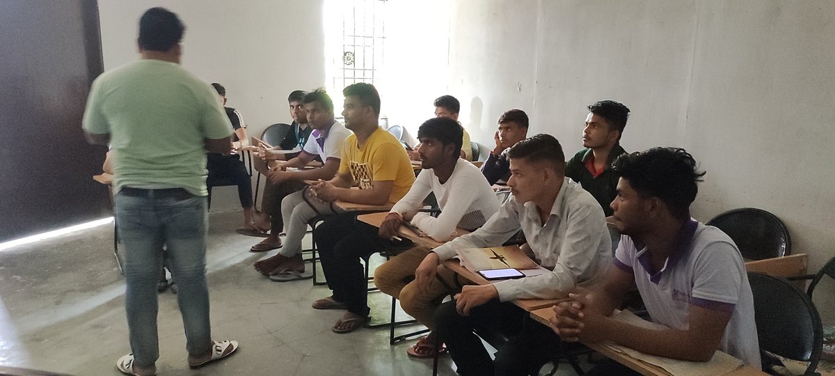DaksyaAcademy's tweet photo. Daksya Academy, Greater Noida
Students of Batch 3 and 4 of Mobile Phone Hardware Repair Technician course attend a Work Readiness module and on how to improve interview skills. #DaksyaAcademy #UPSDM https://t.co/F66xRx5PLI