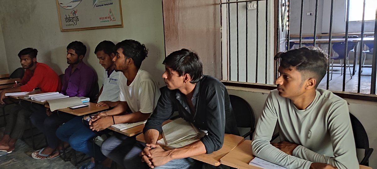 DaksyaAcademy's tweet photo. Daksya Academy, Greater Noida
Students of Batch 3 and 4 of Mobile Phone Hardware Repair Technician course attend a Work Readiness module and on how to improve interview skills. #DaksyaAcademy #UPSDM https://t.co/F66xRx5PLI