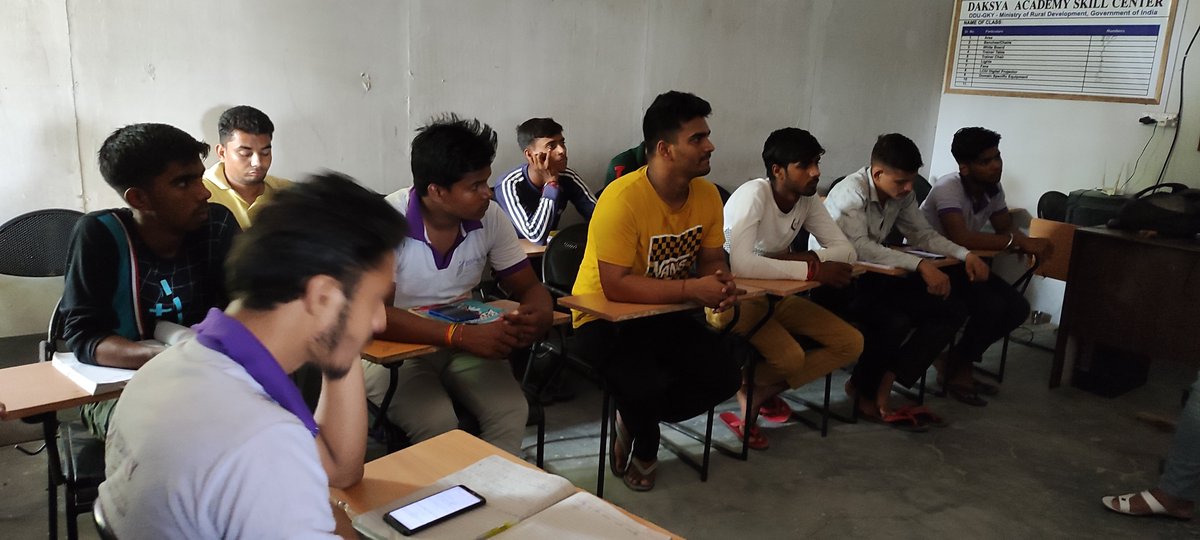 DaksyaAcademy's tweet photo. Daksya Academy, Greater Noida
Students of Batch 3 and 4 of Mobile Phone Hardware Repair Technician course attend a Work Readiness module and on how to improve interview skills. #DaksyaAcademy #UPSDM https://t.co/F66xRx5PLI