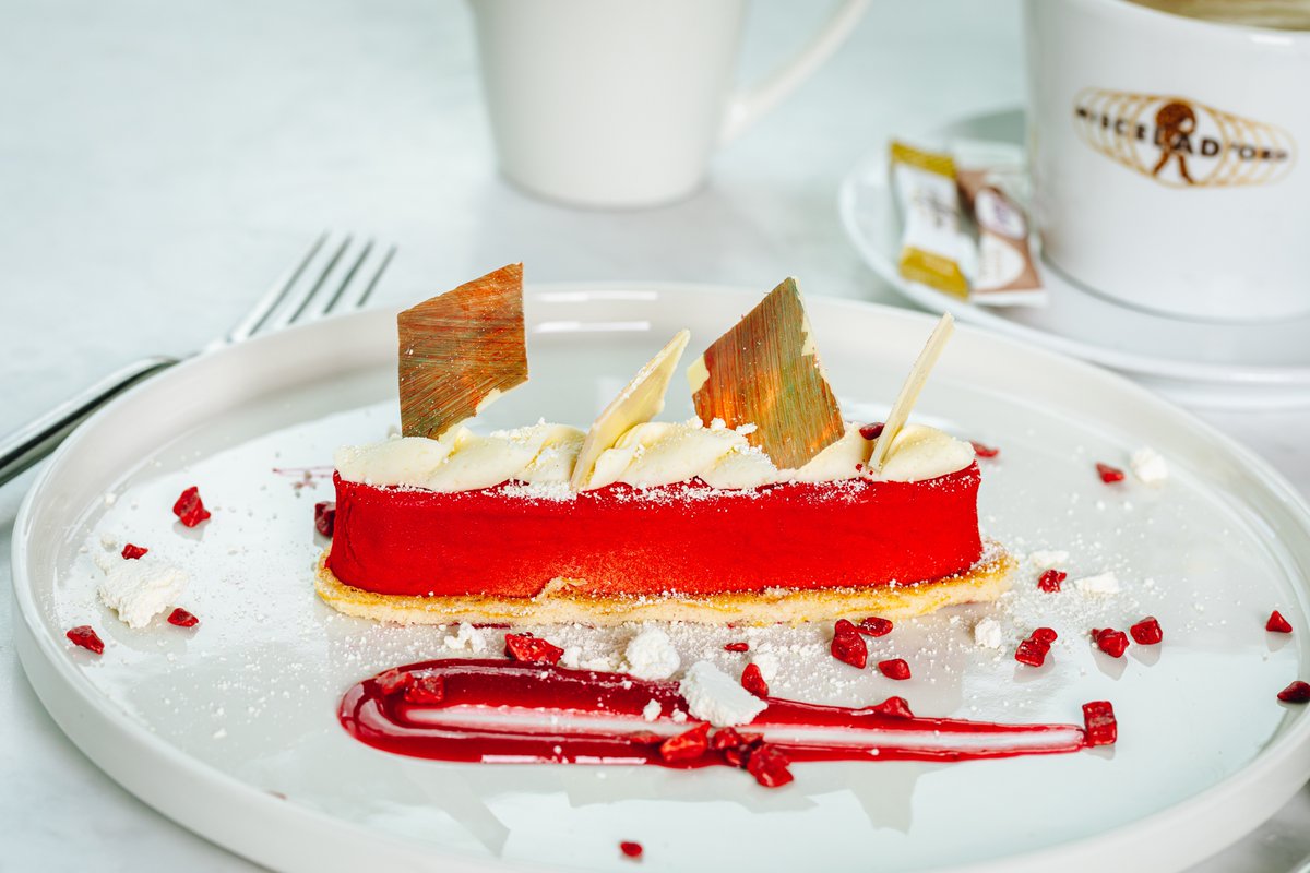 Rainy days call for one thing.. dessert! 🍰 Why not brighten up your day by indulging in one of our delectable desserts in our Prom Restaurant! opentable.ie/r/salthill-hot…