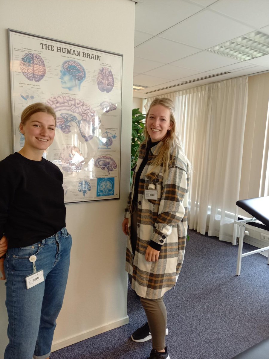 CoEPreventie's tweet photo. @Inholland studentes Rianne Baltus en Sharon Kokkelkoren, beide 4ejaars HBO-V, vertelden over het flashmobonderzoek waar zij vandaag aan meededen ihkv van Wereld Alzheimer Dag. Over het contact met patiënten én over bijzondere klokken: https://t.co/5O5y434uNx https://t.co/HRO2Ge5YgQ