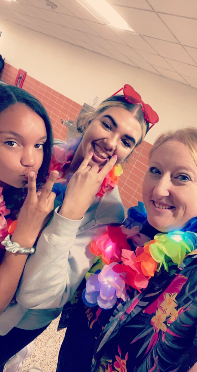 DrJamie2b's tweet photo. Continuing homecoming week, it’s Ohana (Hawaiian) spirit day! @CathyChristian7 @GHS_GrandviewC4 https://t.co/ZFxmN2iVUs
