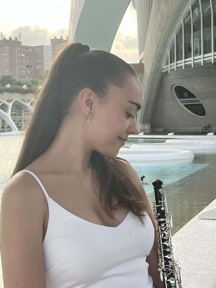La Consejería de Educación otorga a nuestra compañera Belén Blasco Monedero el Premio Extraordinario de Enseñanzas Artísticas de CLM en la especialidad de oboe con el fin de reconocer los méritos de esfuerzo y trabajo con una trayectoria académica cualificada.

¡Enhorabuena!👏👏