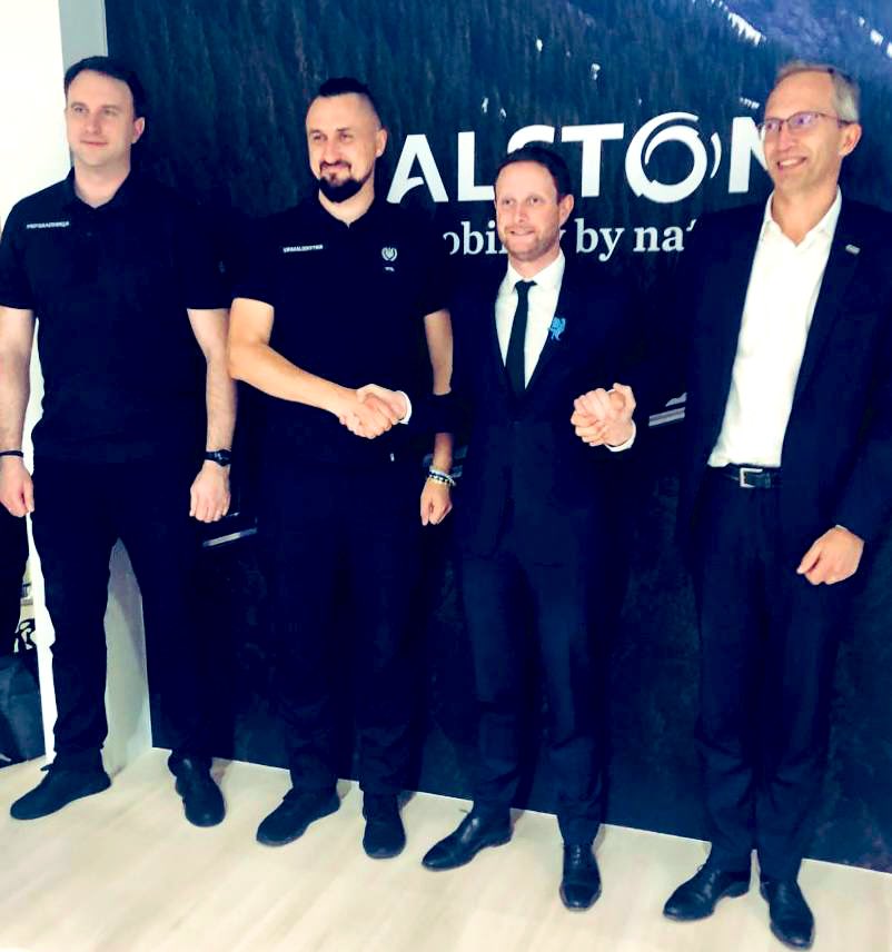 #Solidarité | Honoré et heureux de rencontrer les dirigeants des chemins de fer d’#Ukraine, avec les équipes d’<a href="/Alstom/">Alstom</a> : votre courage mérite notre soutien sans faille, aujourd’hui et demain 🇫🇷🇪🇺🇺🇦