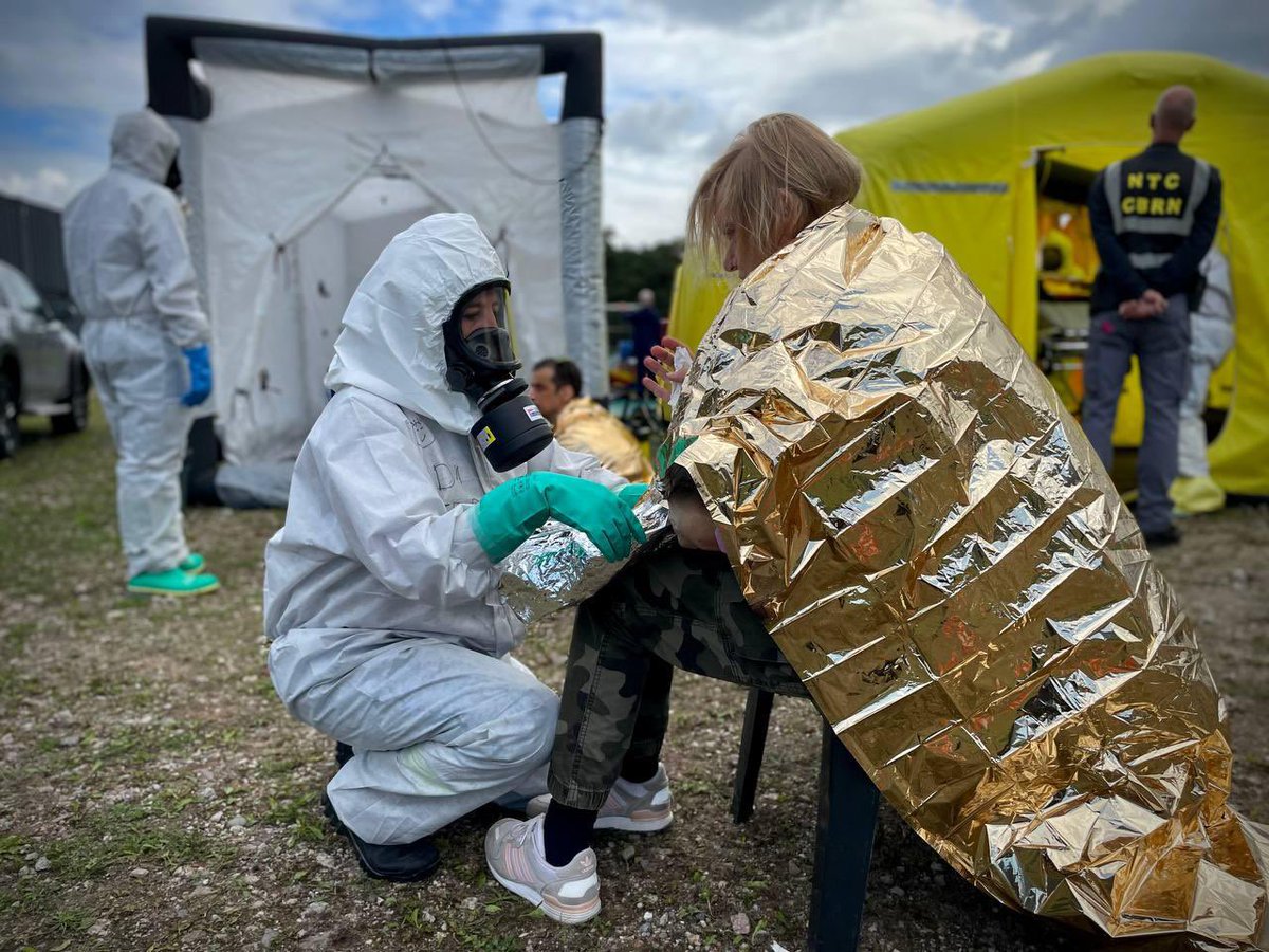 SaludMadrid's tweet photo. 🦠 El equipo de NRBQ y Transporte de Riesgo Biológico del #SUMMA112 está en Vught (Países Bajos) en un simulacro internacional del Proyecto Europeo BULLSEYE. 

🦠 Este equipo es altamente valorado por su preparación y su protocolos de actuación. https://t.co/lKIzAJQRNv