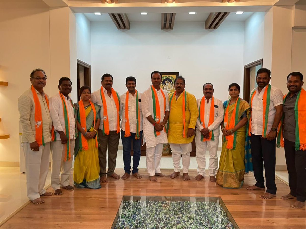 TeamRajannaa's tweet photo. *TRS పార్టీకి చెందిన
*చౌటుప్పల్ మండలం* *అల్లాపురం సర్పంచ్ కొలను శ్రీనివాస్ రెడ్డి, గుండ్ల బావి సర్పంచ్ పెద్దింటి హేమలత చంద్రారెడ్డి, మరియు అంకిరెడ్డిగూడెం సర్పంచ్ ముద్దం సునీత సత్తయ్య గౌడ్ గారు ఈరోజు రాజ్ గోపాల్ రెడ్డి గారి సమక్షంలో బిజెపిలో చేరడం జరిగింది*
@krg_reddy
#KRGR✊️ https://t.co/aR9meaBgNf