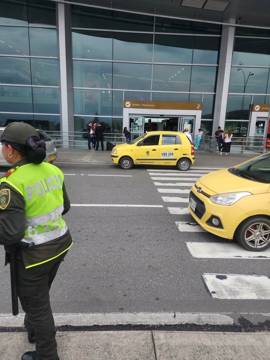 Para multar una persona que trabaja en Uber están listos, pero un taxi sí hace lo que quiera: Recoge donde no es y se para en la zebra a esperar. <a href="/BogotaTransito/">Bogotá Tránsito</a> <a href="/PoliciaColombia/">Policía de Colombia</a>