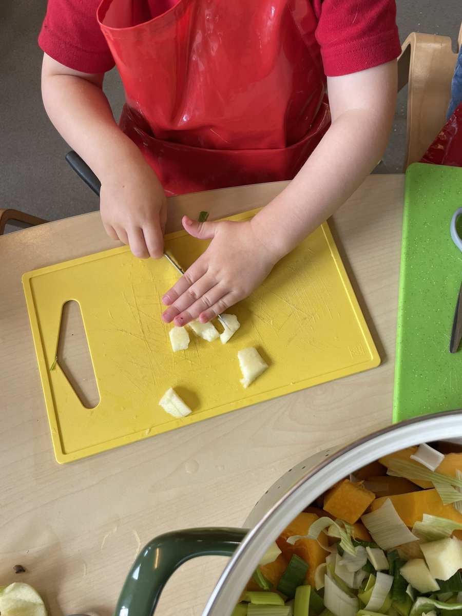 GiffnockNursery's tweet photo. Final instalment in the apple recipes storyโฆ pumpkin and apple soup. Yum! Great chopping and cutting skills on display #finemotorskills #littlecooks https://t.co/pQfssuPkDJ