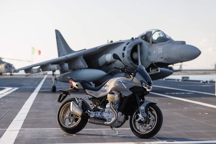 The new #V100Mandello Aviazione Navale has been unveiled on the Cavour aircraft carrier. A limited and numbered edition, created to celebrate the strong bond between #MotoGuzzi and the @ItalianNavy Naval Aviation 🇮🇹 Find out more about bit.ly/3UoCpJM