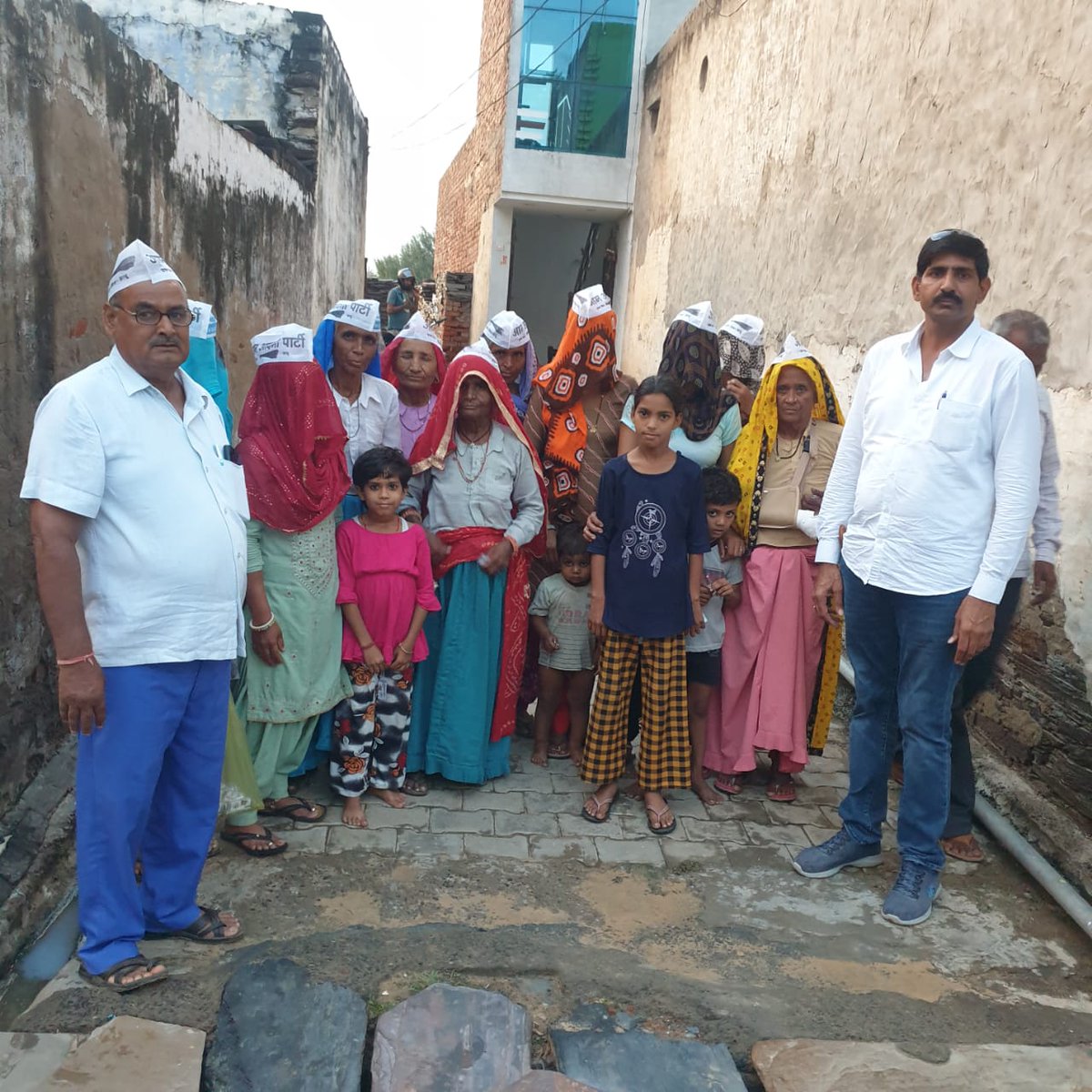 NarnaulAap's tweet photo. आज विधानसभा अटेली के गांव कारिया(जिला महेन्द्रगढ़) में जनसंपर्क अभियान चलाया उसमें मातृशक्ति ने भी आम आदमी पार्टी को समर्थन और आशीर्वाद दिया
@AAP4Mgarh @Aap4Ateli @VivekLamba_ @Birendermgarh @TejpolSingh @iam_vipinrao @Pawan20241 @AshokYa24422505 @manoj_dhainwal @KusumlataKaush1 https://t.co/RPzXRDq285