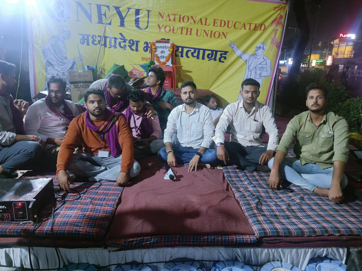 Ranjeetfarmer's tweet photo. वाकिफ कहां जमाना हम���री उड़ान से है
वो और थे जो हार गए आसमान से....

युवाओं ने ठाना है
अपने अधिकारों के लिए हर बाधा से लड़ जाना है।

रात में भी सत्याग्रह जारी है
#भर्ती_सत्याग्रह 
#मध्यप्रदेश_भर्ती_सत्याग्रह 

@NEYU4INDIA 
@jitupatwari 
@JVSinghINC 
@KashifKakvi 
@brajeshabpnews https://t.co/SZJpOcGsj1
