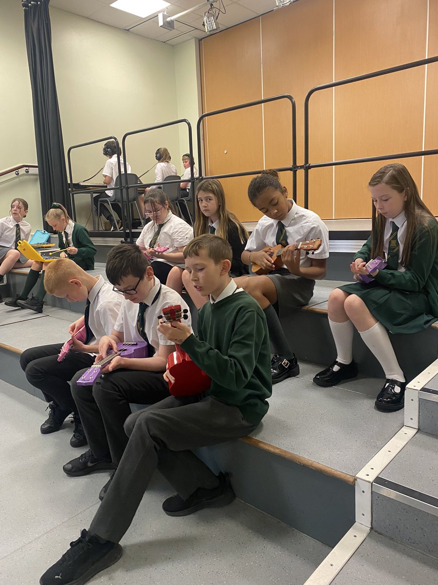 Miss Hollinger tweet media