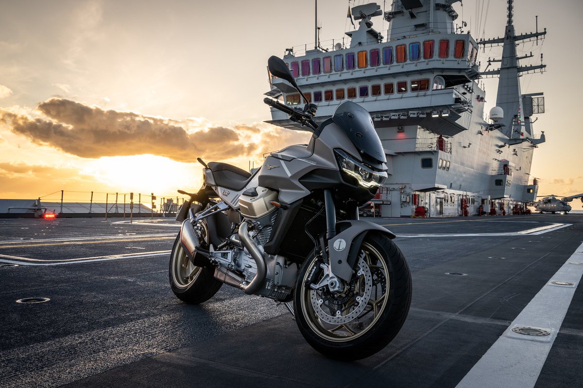 Difesa_Servizi's tweet photo. Presentata sulla #PortaereiCavour la moto V100 Mandello Aviazione Navale di @motoguzziclub realizzata in omaggio alla componente aerea della @ItalianNavy con il contributo di @Difesa_Servizi 
La livrea dedicata si ispira ai caccia in dotazione alla @ItalianNavy 
#brand 🇮🇹 https://t.co/Lc9XQmhkbY