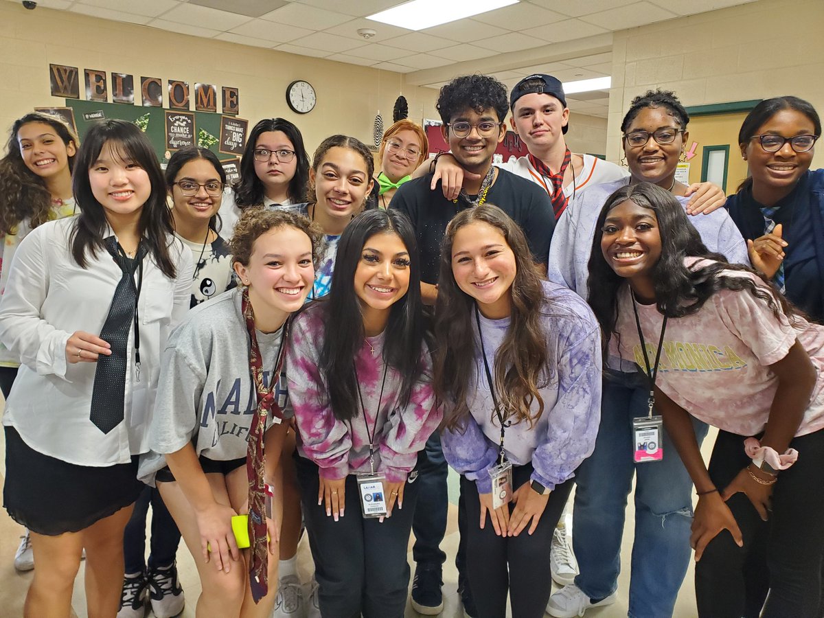 tanasholmes's tweet photo. GR Pharmacologists are TIE-ing up the Tigers!! @LamarCISDCTE @WeAreGRHS @pinkpatterson https://t.co/emFyTmoRjj