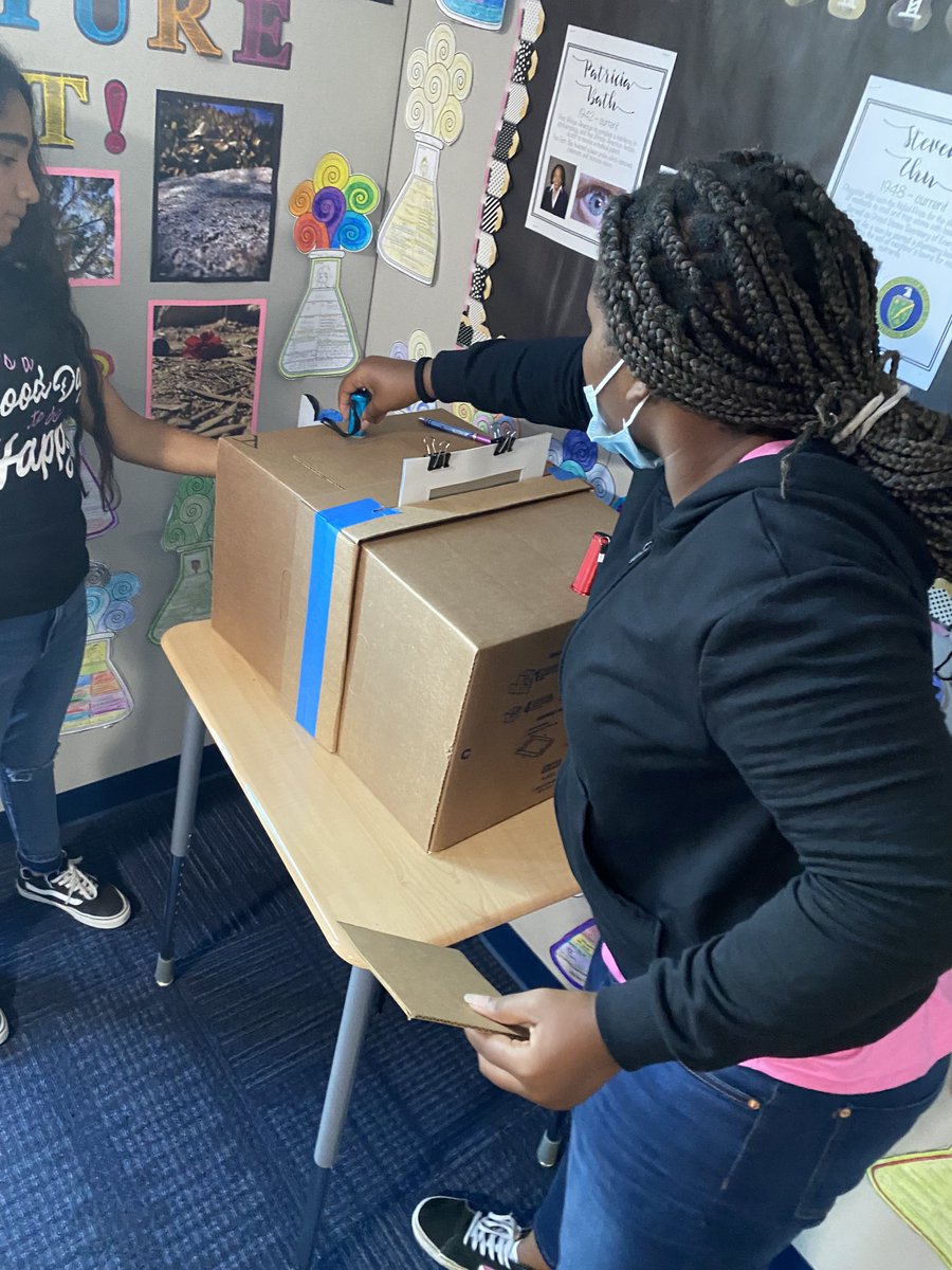 SSDCFH's tweet photo. Observing and predicting phenomena based on light and one-way mirrors. STEAM in action in 6th grade! #santeesd ⁦@SSDKristin⁩ https://t.co/1ulEsZSJAz